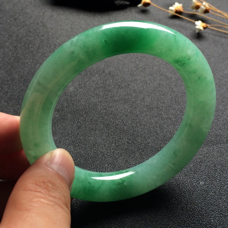 （超值推荐）糯冰种飘翠圆条手镯（56mm）