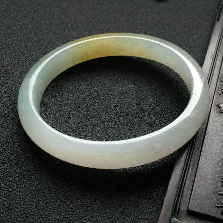 （超值推荐）糯冰种晴水略带黄翡贵妃镯（54.8mm-49.1mm）
