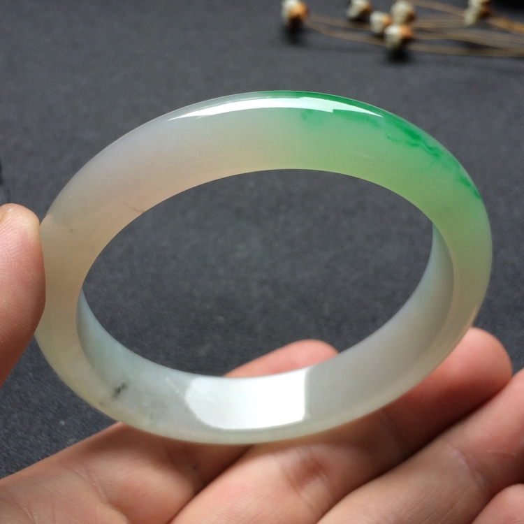 （超值推荐）糯冰种飘翠手镯（56.3mm）