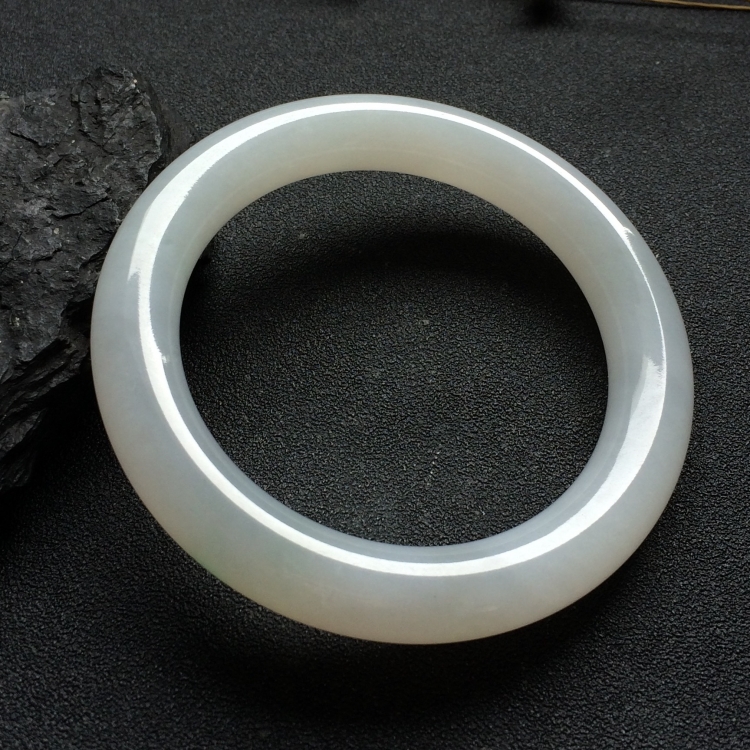 （超值推荐）糯冰种略飘翠圆条手镯（55mm）