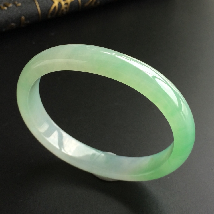 (超值推荐)糯冰种晴水略飘花贵妃镯(55.3mm-48.3mm)