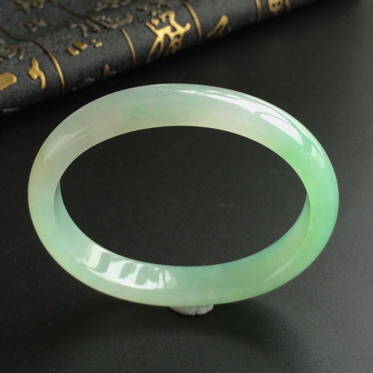 (超值推荐)糯冰种晴水略飘花贵妃镯(55.3mm-48.3mm)
