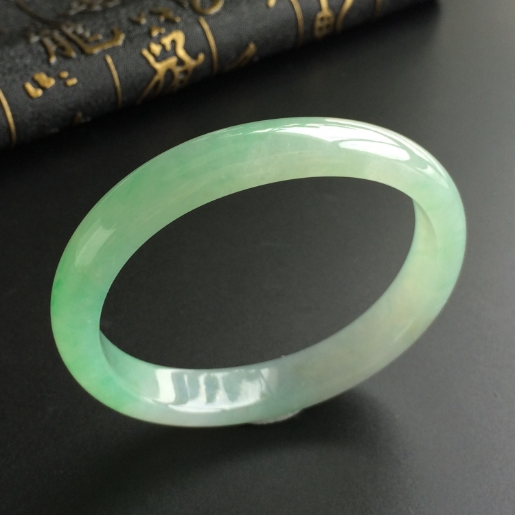(超值推荐)糯冰种晴水略飘花贵妃镯(55.3mm-48.3mm)