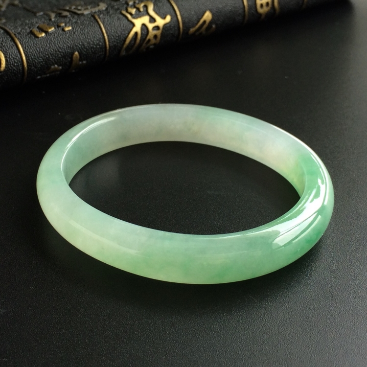 (超值推荐)糯冰种晴水略飘花贵妃镯(55.3mm-48.3mm)
