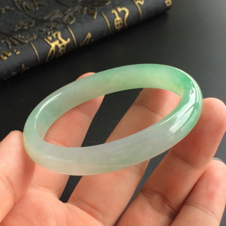 (超值推荐)糯冰种晴水略飘花贵妃镯(55.3mm-48.3mm)