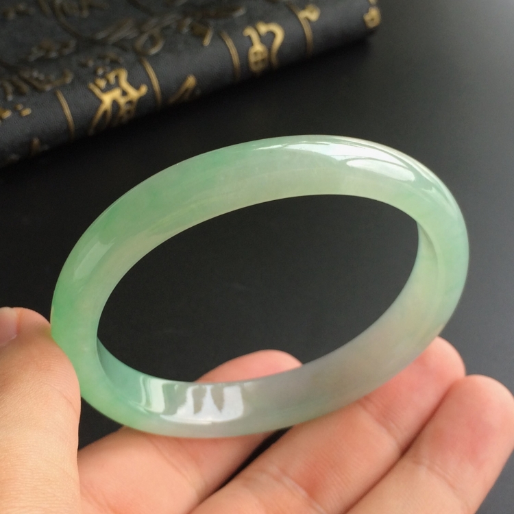 (超值推荐)糯冰种晴水略飘花贵妃镯(55.3mm-48.3mm)