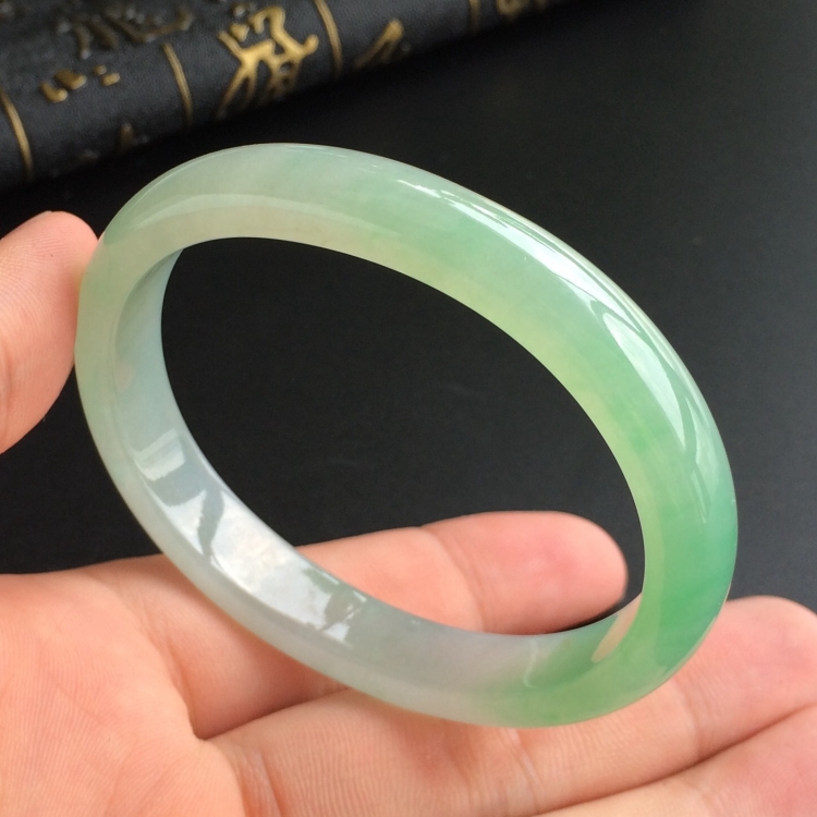 (超值推荐)糯冰种晴水略飘花贵妃镯(55.3mm-48.3mm)