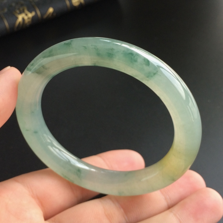 (超值推荐)冰种飘花略带黄翡圆条手镯(53.6mm)