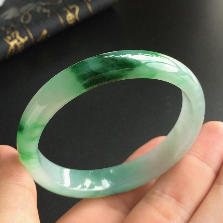 (超值推荐)糯冰种飘花贵妃镯(55.6mm-49.5mm)