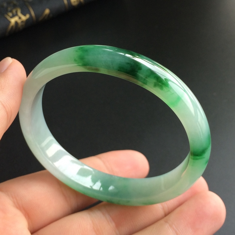 (超值推荐)糯冰种飘花贵妃镯(55.6mm-49.5mm)