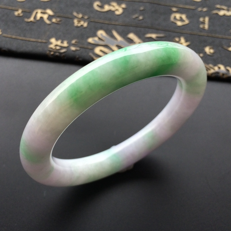 (超值推荐)糯冰种春带彩圆条手镯(55.6mm)