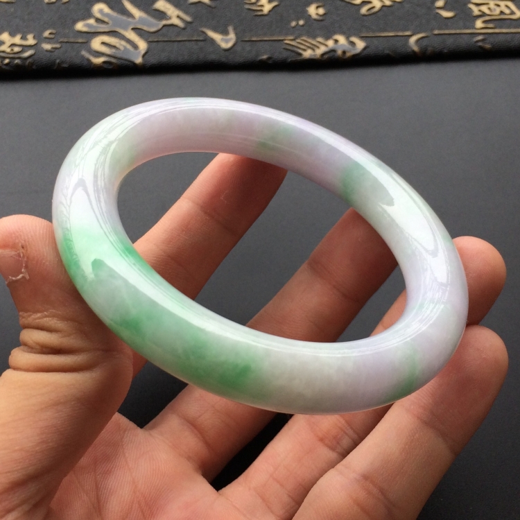 (超值推荐)糯冰种春带彩圆条手镯(55.6mm)