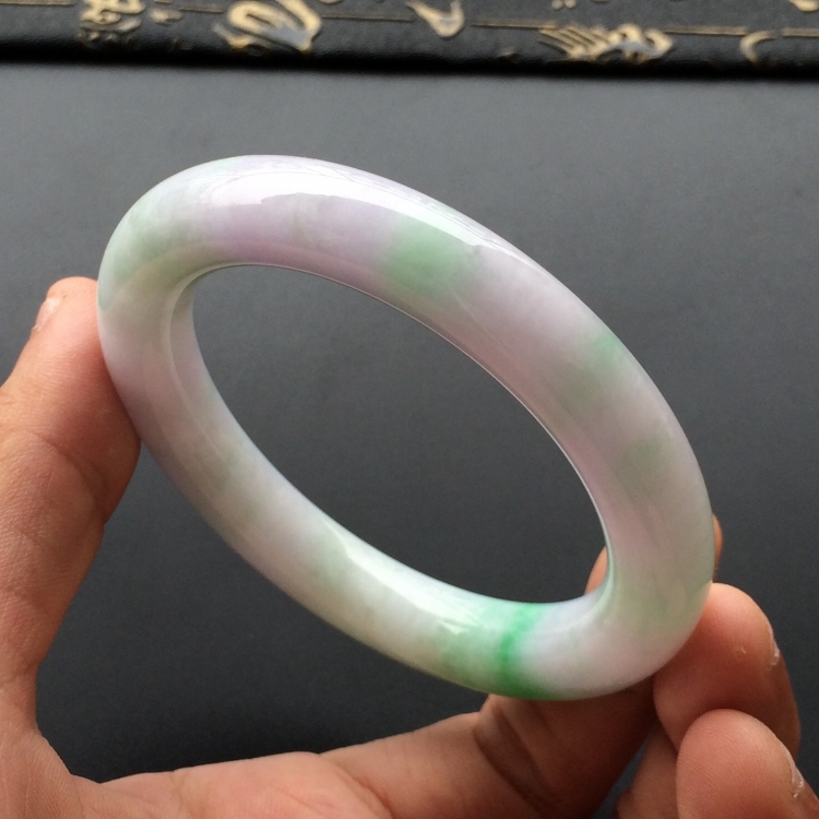 (超值推荐)糯冰种春带彩圆条手镯(55.6mm)