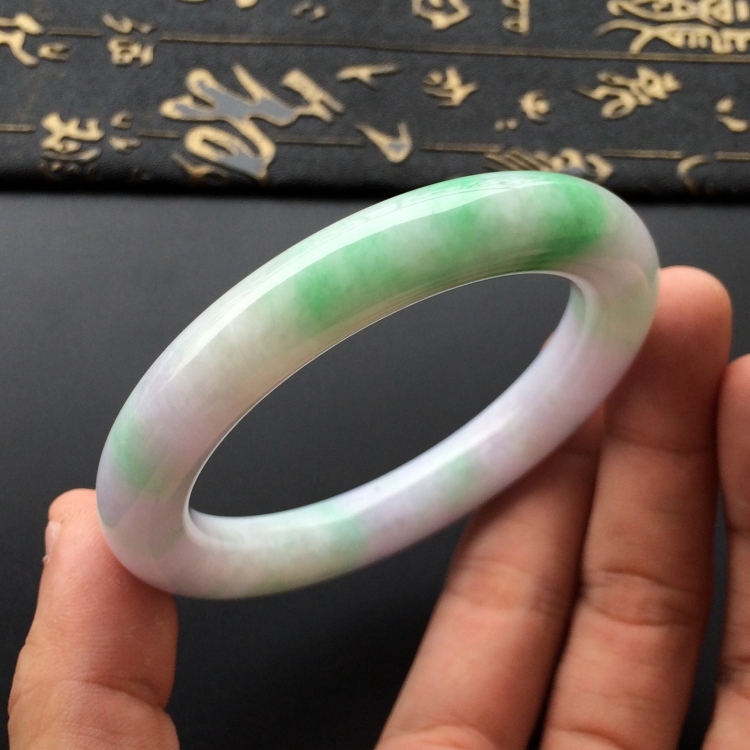 (超值推荐)糯冰种春带彩圆条手镯(55.6mm)