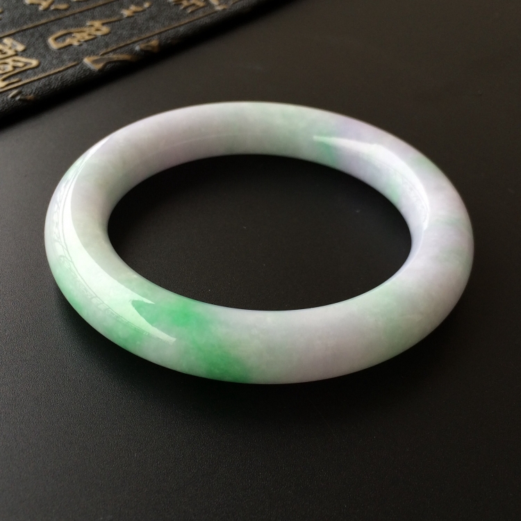 (超值推荐)糯冰种春带彩圆条手镯(55.6mm)