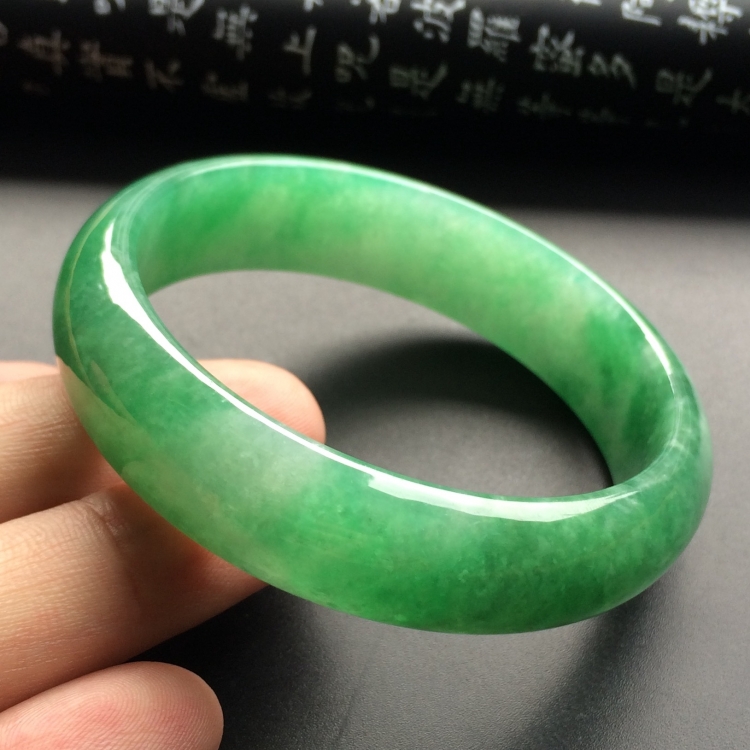 （超值推荐）糯冰种翠色手镯（58mm）