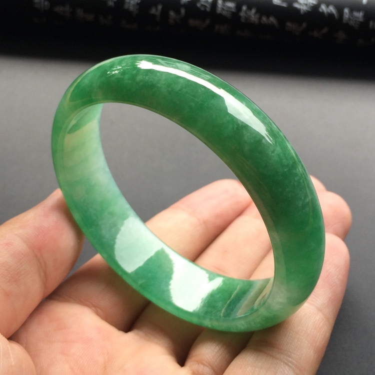 （超值推荐）糯冰种翠色手镯（58mm）