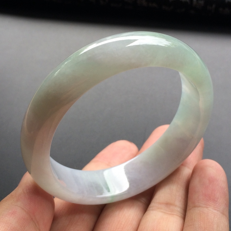 （超值推荐）糯冰种略飘花手镯（57.8mm）