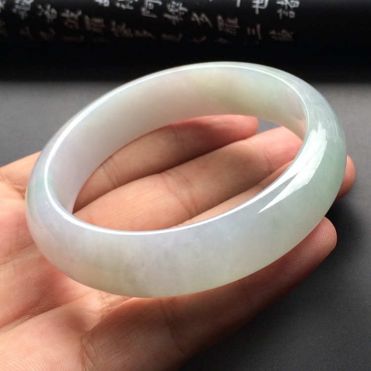 （超值推荐）糯冰种略飘花手镯（57.8mm）