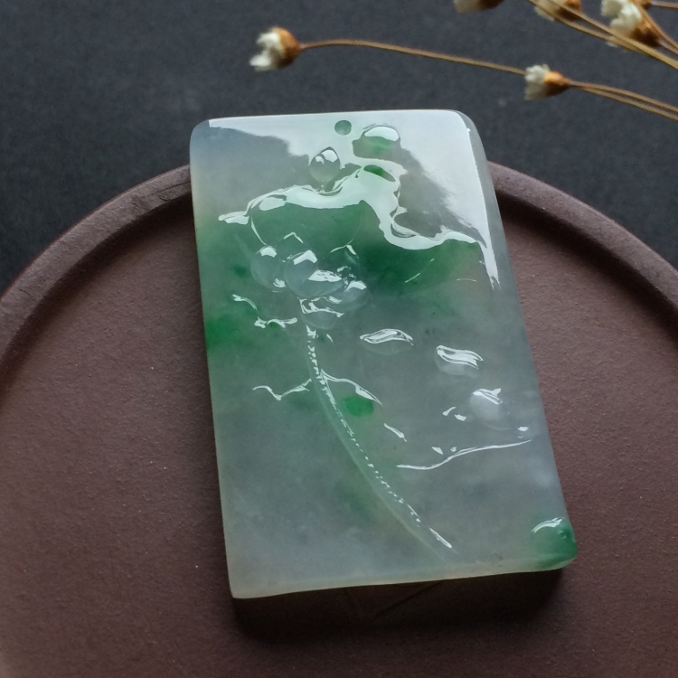 （超值推荐）（玉雕名家高松峰作品）冰种飘绿花一品清廉挂件
