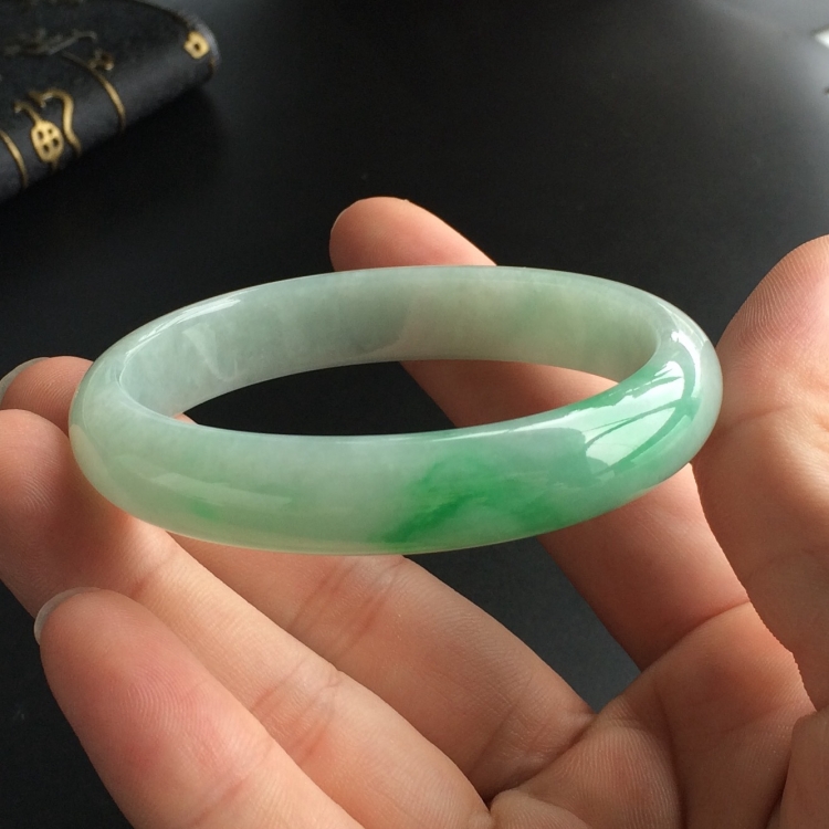 (超值推荐)糯冰种飘翠贵妃镯(56mm-47.8mm)