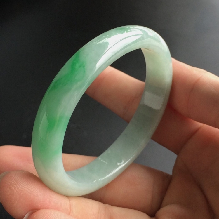 (超值推荐)糯冰种飘翠贵妃镯(56mm-47.8mm)