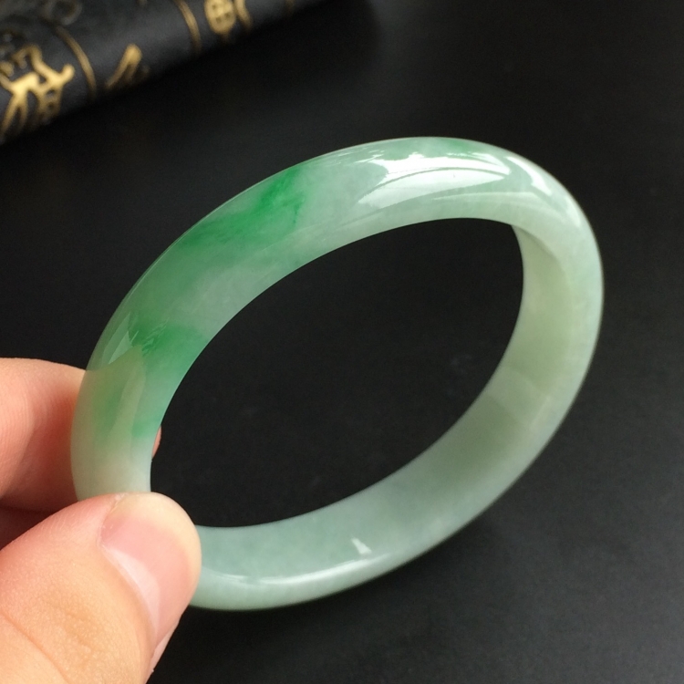 (超值推荐)糯冰种飘翠贵妃镯(56mm-47.8mm)