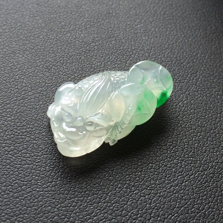 (超值推荐)冰种飘翠金蟾戒面/胸坠面