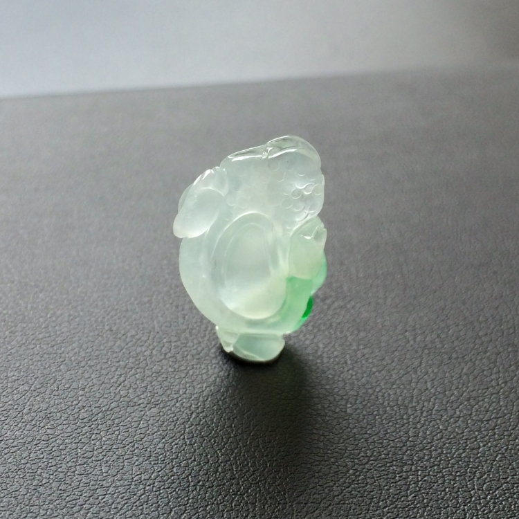 (超值推荐)冰种飘翠金蟾戒面/胸坠面