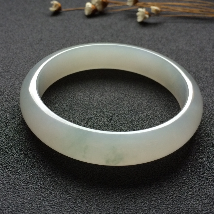 （超值推荐）糯冰种略飘花手镯（57.4mm）