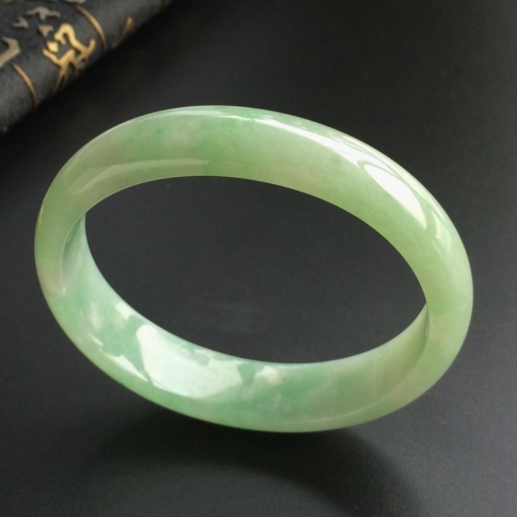 (超值推荐)糯冰种晴水略飘翠贵妃镯(55.6mm-49.4mm)