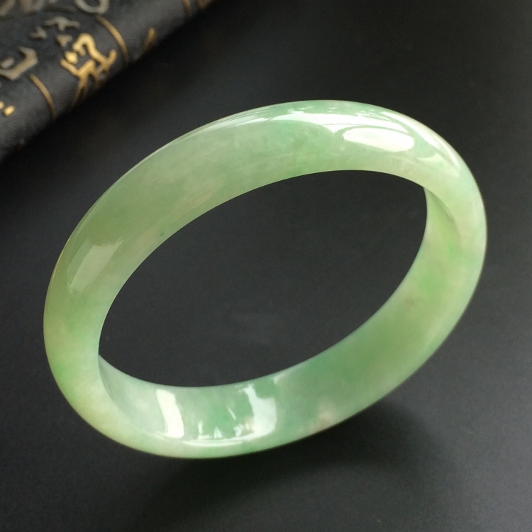 (超值推荐)糯冰种晴水略飘翠贵妃镯(55.6mm-49.4mm)