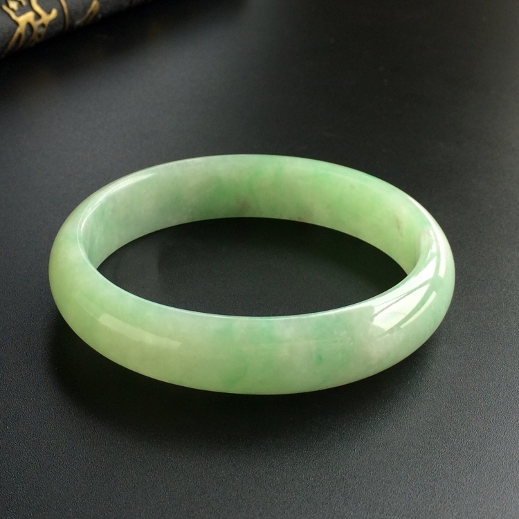 (超值推荐)糯冰种晴水略飘翠贵妃镯(55.6mm-49.4mm)