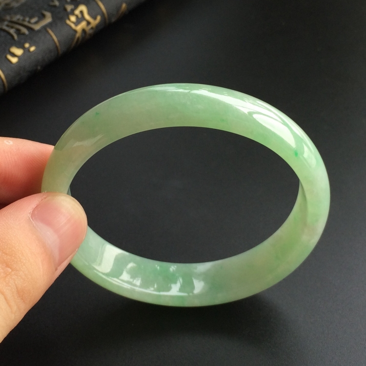 (超值推荐)糯冰种晴水略飘翠贵妃镯(55.6mm-49.4mm)