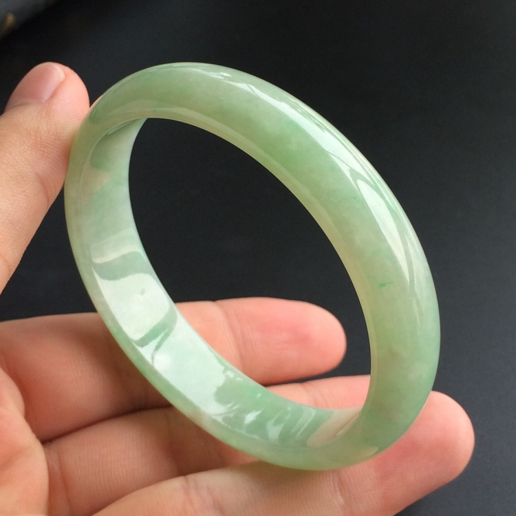 (超值推荐)糯冰种晴水略飘翠贵妃镯(55.6mm-49.4mm)