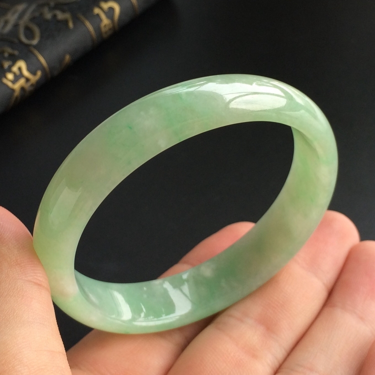 (超值推荐)糯冰种晴水略飘翠贵妃镯(55.6mm-49.4mm)