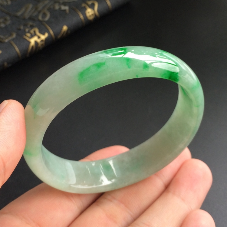 (超值推荐)糯冰种飘翠贵妃镯(57.1mm-48.2mm)