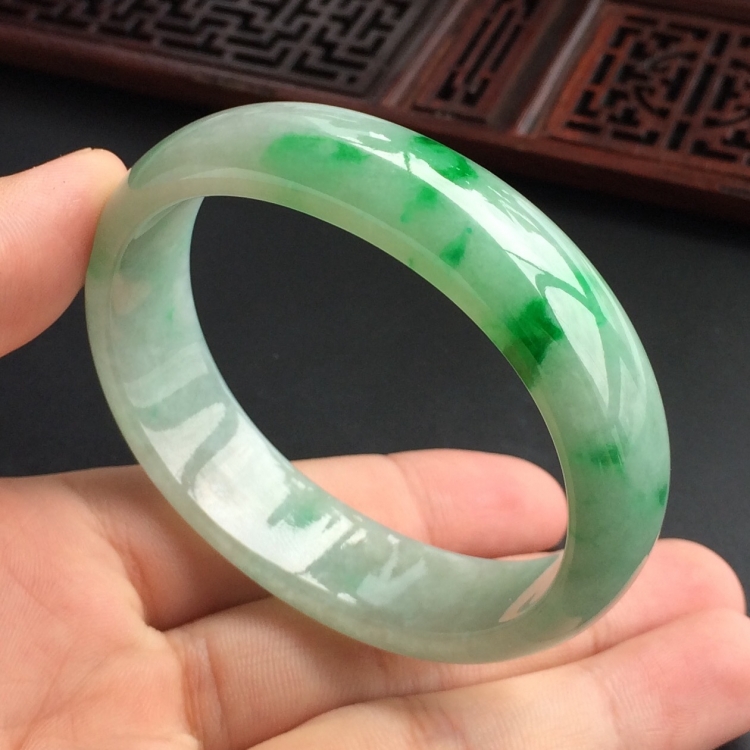 (超值推荐)糯冰种飘翠贵妃镯(57.1mm-48.2mm)