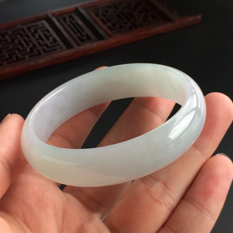 (超值推荐)糯冰种晴水贵妃镯(57.6mm-50.7mm)