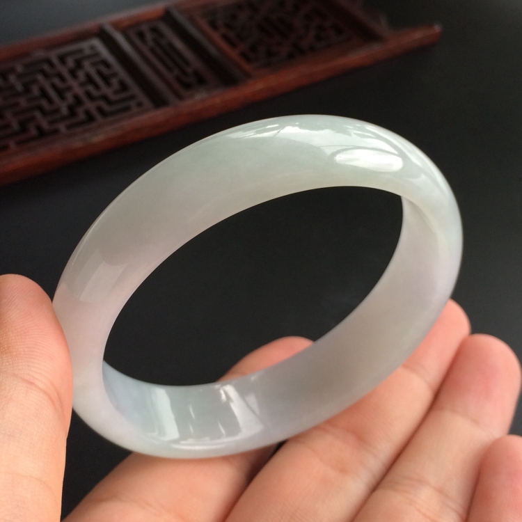 (超值推荐)糯冰种晴水贵妃镯(57.6mm-50.7mm)