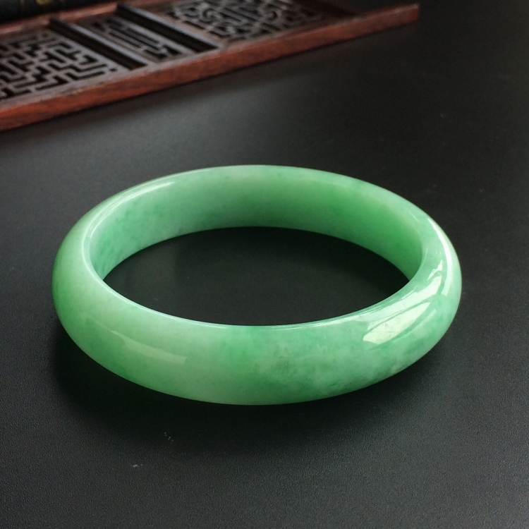 (超值推荐)糯冰种晴水略飘翠手镯(57.6mm)