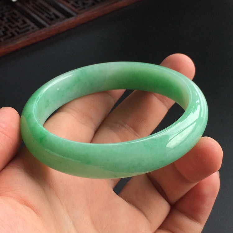 (超值推荐)糯冰种晴水略飘翠手镯(57.6mm)