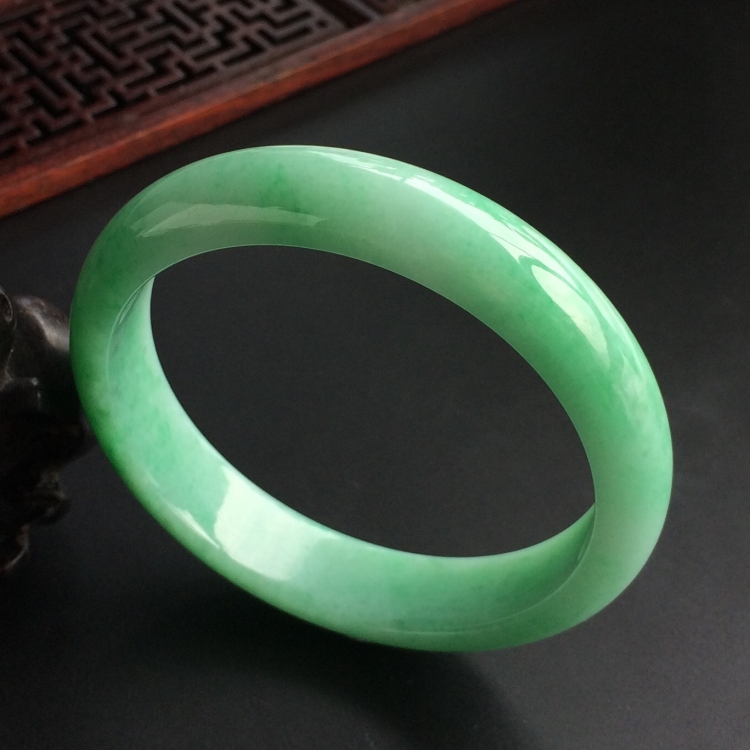 (超值推荐)糯冰种晴水略飘翠手镯(57.6mm)