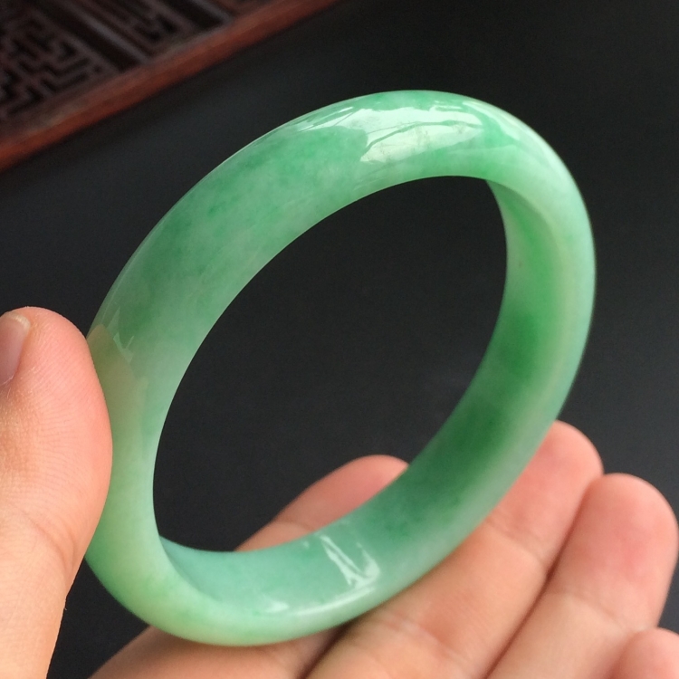 (超值推荐)糯冰种晴水略飘翠手镯(57.6mm)
