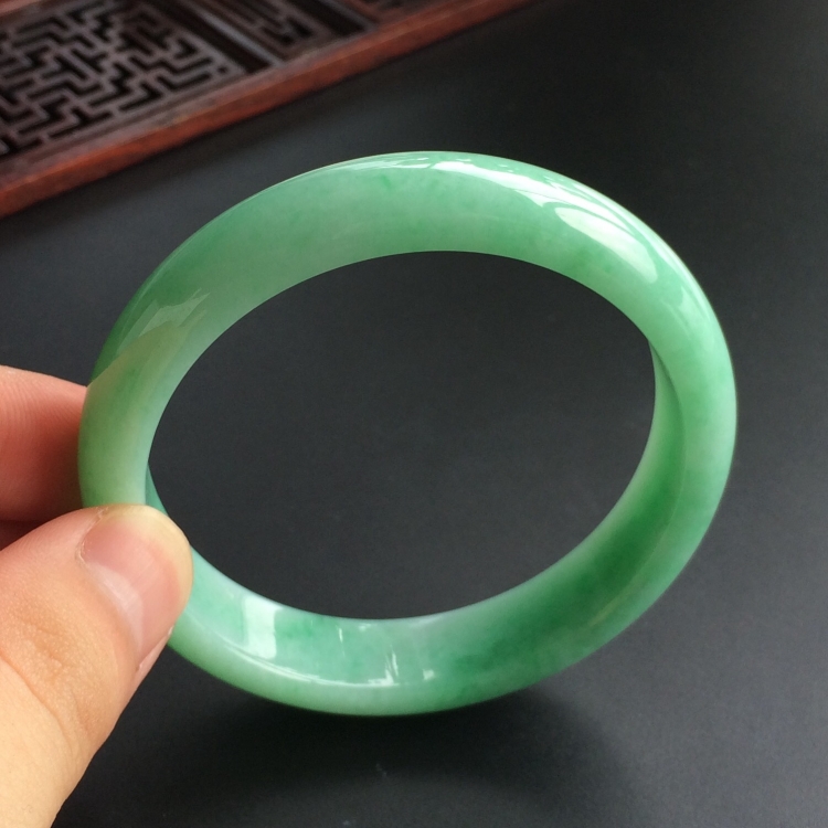 (超值推荐)糯冰种晴水略飘翠手镯(57.6mm)