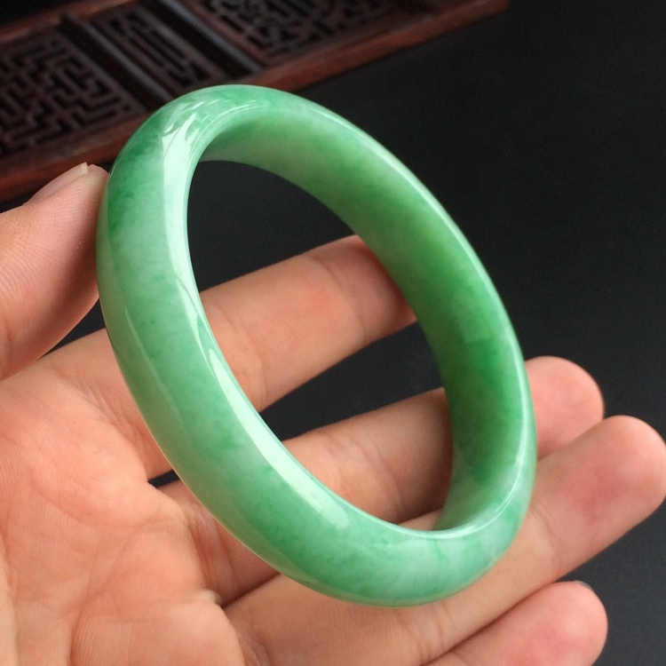 (超值推荐)糯冰种晴水略飘翠手镯(56.8mm)