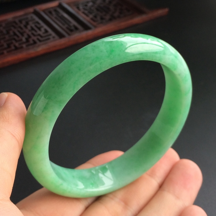 (超值推荐)糯冰种晴水略飘翠手镯(56.8mm)