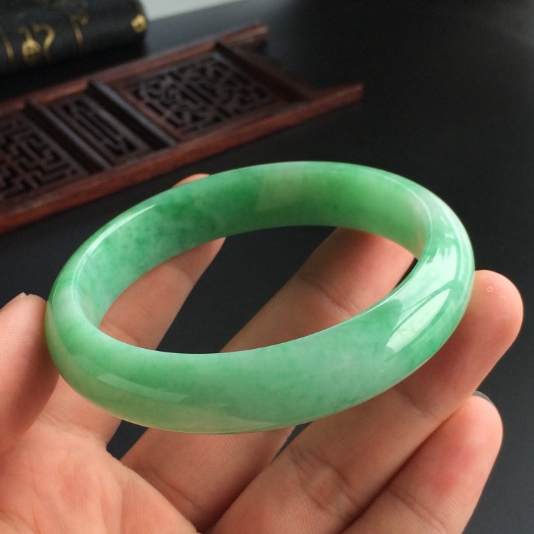 (超值推荐)糯冰种晴水略飘翠手镯(56.8mm)