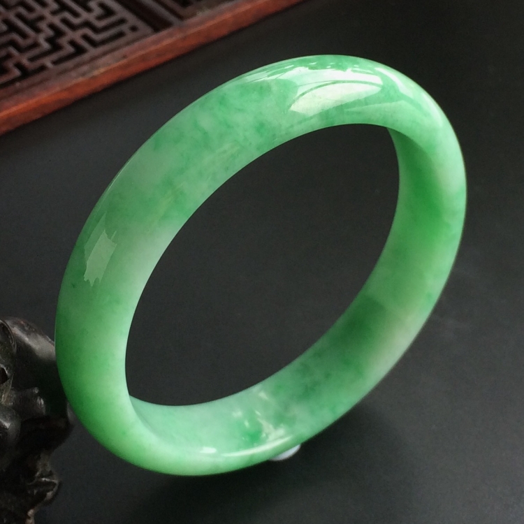 (超值推荐)糯冰种晴水略飘翠手镯(56.8mm)