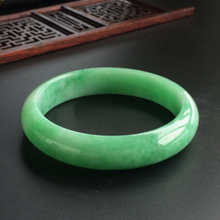 (超值推荐)糯冰种晴水略飘翠手镯(56.8mm)